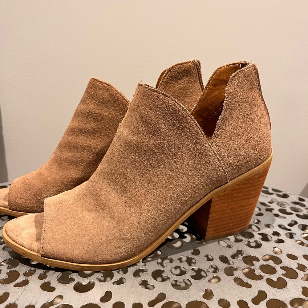 Susina Tan Suede Peep-Toe Ankle Boots size 9
